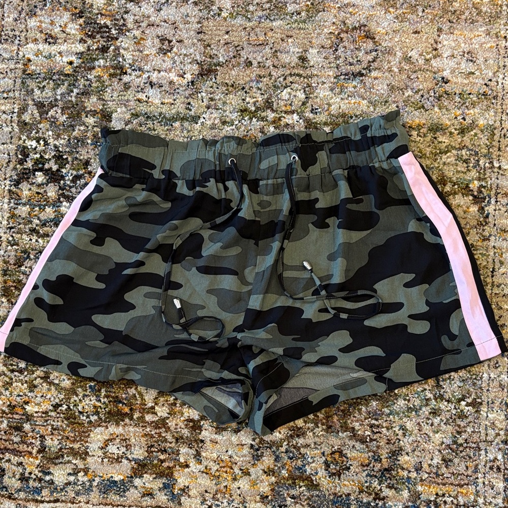 Adam Levine Collection Camouflage Women's Shorts with Pink Trim